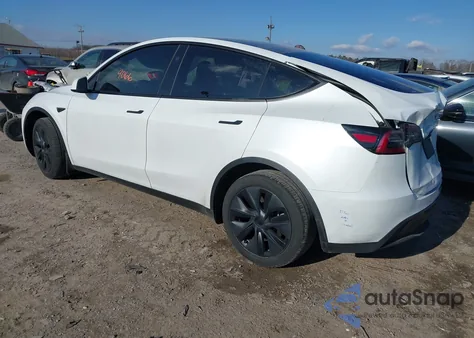 2024 Tesla Model Y Long Range Dual Motor All-Wheel Drive z USA, uszkodzony, nr VIN 7SAYGDEE2RA323152